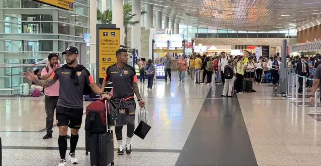 Tito Villalba (izq) y Matías Lugo (der) jugadores de Barcelona en el aeropuerto. Foto: Mario Mendoza.