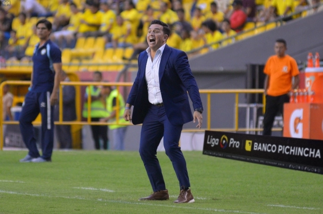 Gavilánez, DT de Guayaquil City, durante un partido como visitante en el Monumental. Foto: Fútbol Ecuatoriano.