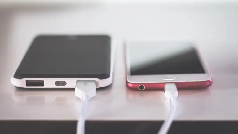 ¿Puede o no usar el mismo cargador para varios celulares o dispositivos? -Foto de Steve Johnson, Pexels