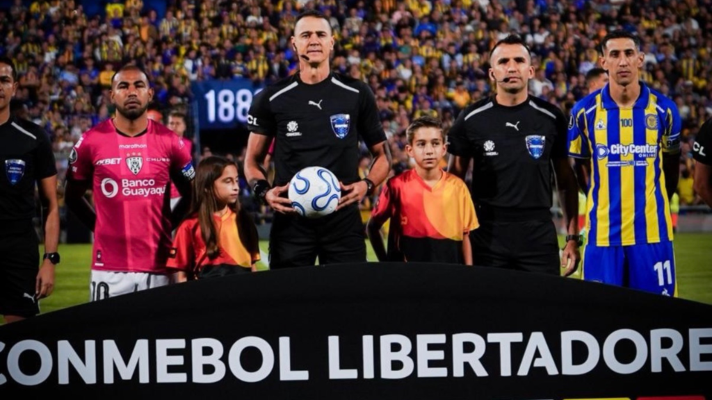 Júnior Sornoza de Independiente y Angel Di Maria de Rosario en la foto oficial del duelo. Foto: IDV.