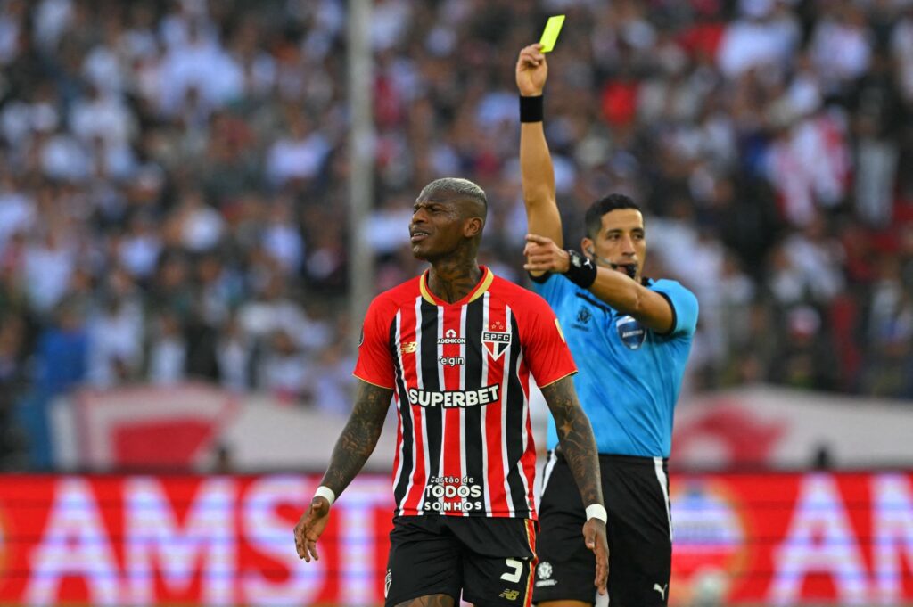 Robert Arboleda, futbolista ecuatoriano con conducta antideportiva en São Paulo. Foto: AFP.