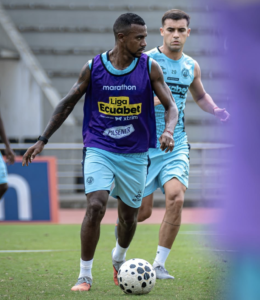 Guayaquil City previo al duelo ante Católica usando chalecos proporcionado por LigaPro. Foto: Instagram @guayaquilcityfc.