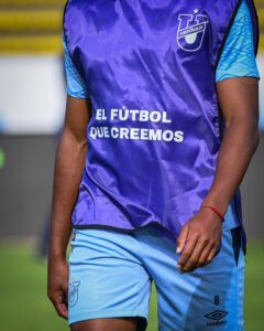 Chaleco de protesta con mensaje "El fútbol que creemos". Foto: Católica.