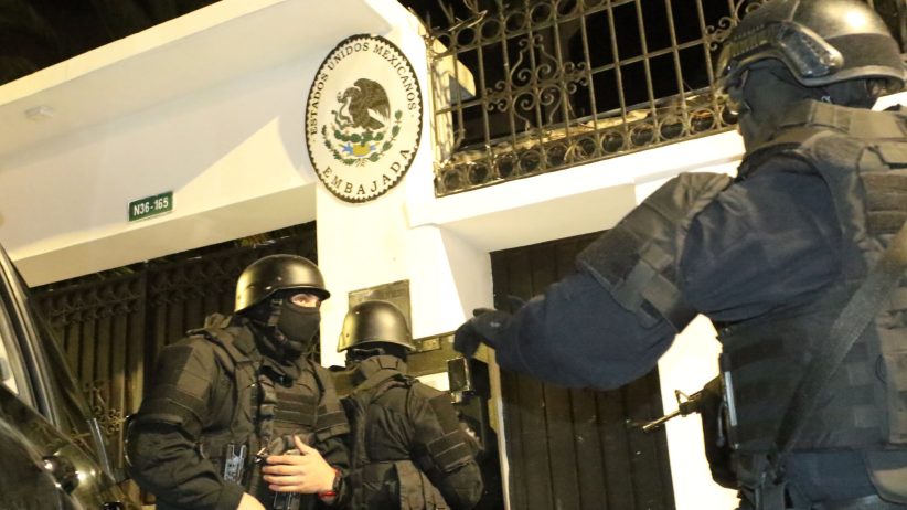 Quito, viernes 5 de abril del 2024
Ingreso de grupos especiales de la Policía a la Embajada de México, para la captura del ex Vicepresidente Jorge Glas.
Fotos:/ALBERTO SUAREZ /API