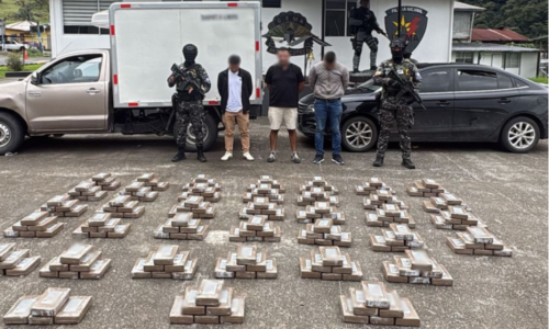 La Policía Nacional decomisó 220 bloques de cocaína ocultos en un camión que circulaba por Napo. Tres personas fueron detenidas durante el operativo antidrogas.