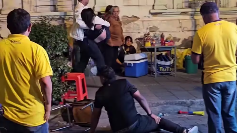 Un ataque armado en la Calle del Sabor de Ibarra dejó una mujer fallecida y seis heridos mientras varias personas observaban el partido entre Ecuador y Curazao.