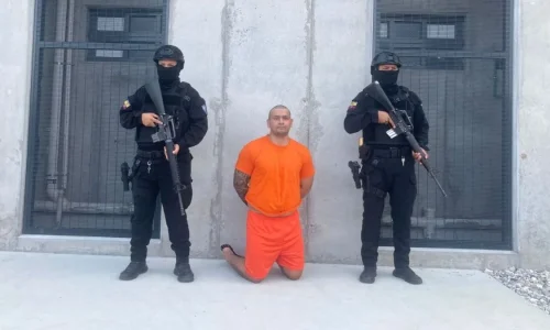 Alias Gato Negro, señalado como uno de los cabecillas de Los Tiguerones, fue recluido en la Cárcel del Encuentro tras su captura en Colombia.